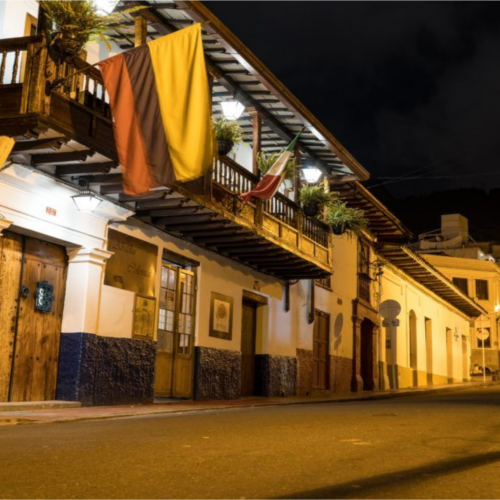 Abend in Medellín, die Stadt leuchtet warm und einladend.