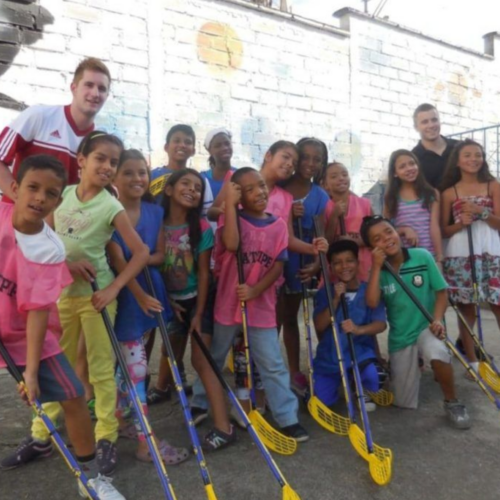 Ein Tag voller Lachen und Sport im Kinderheim Medellín.