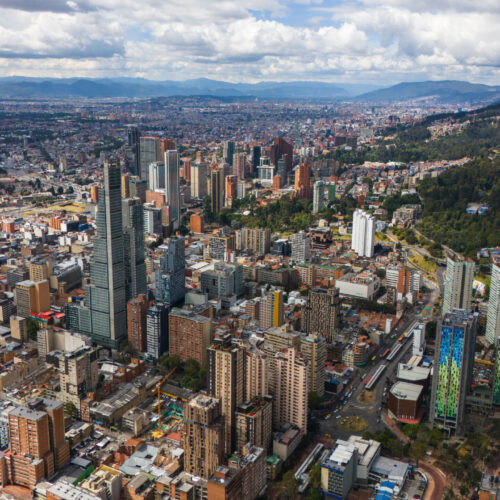 Bogotá, Hauptstadt Kolumbiens – Blick auf das Stadtzentrum mit den Anden im Hintergrund
