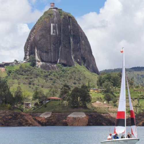 Das historische Zentrum bei Nacht – beleuchtete Gebäude und Gassen vermitteln die besondere Atmosphäre der Stadt.