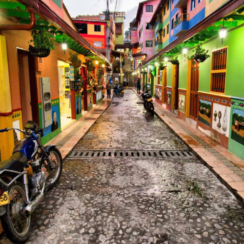 Das historische Zentrum bei Nacht – beleuchtete Gebäude und Gassen vermitteln die besondere Atmosphäre der Stadt.
